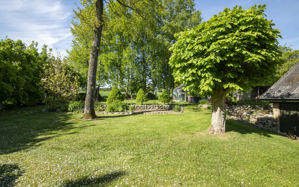 Jardin - Spacious House with Workshop Garage in Tårs