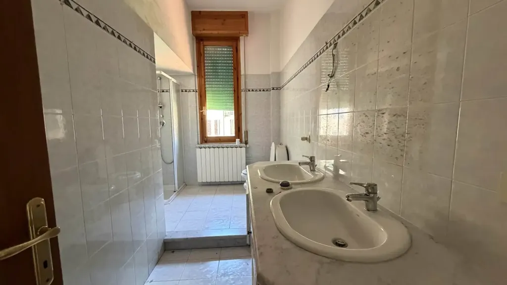 Salles de bain - Rusticated Townhouse with Balcony in Florence