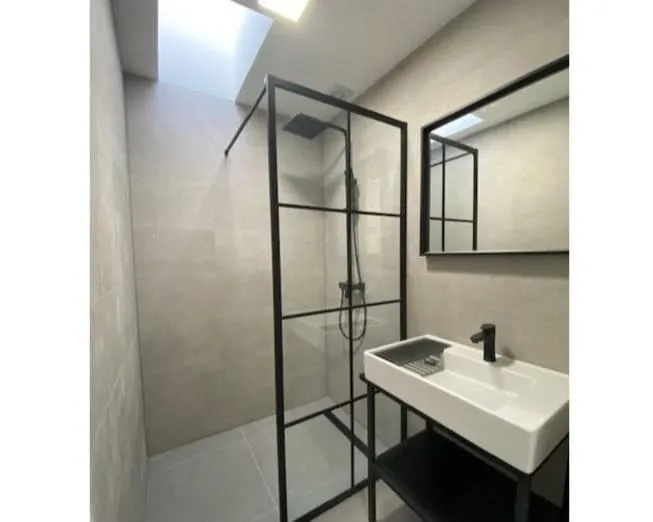 Bathrooms - Luxury Studio with West Facing View in Rotterdam