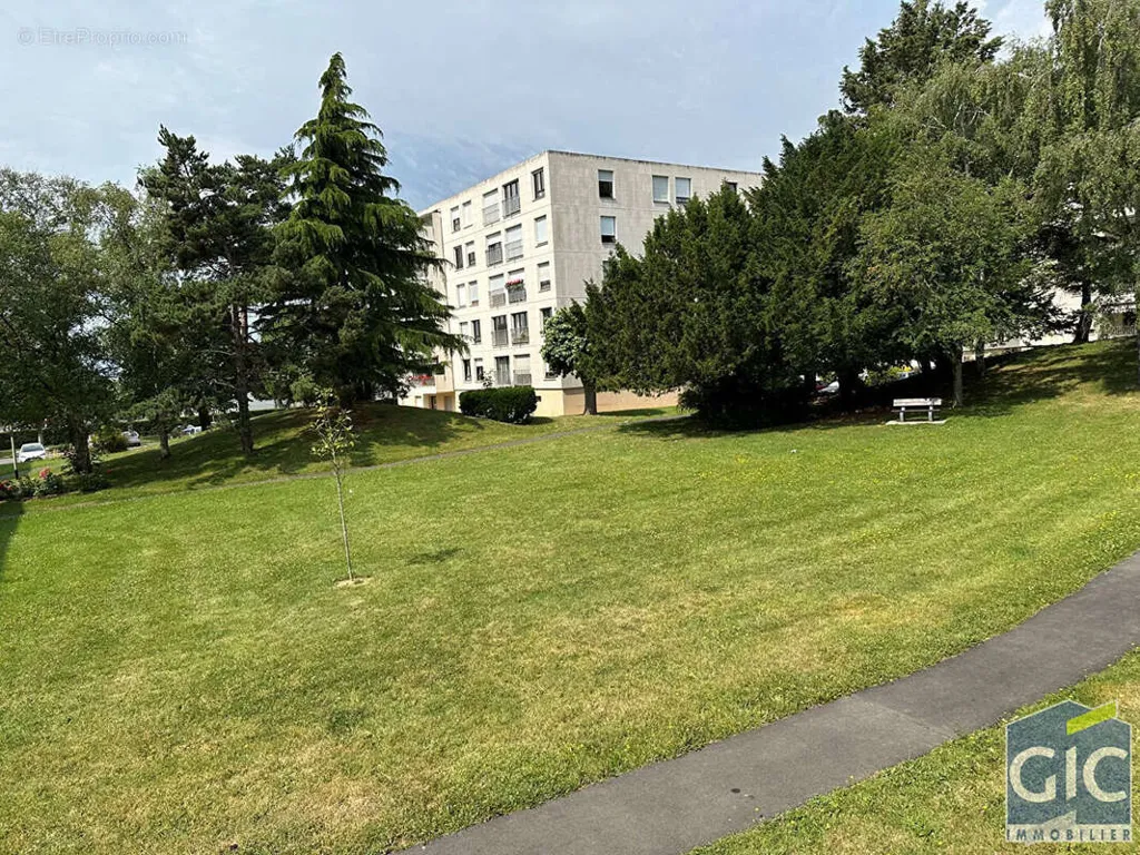 Giardino - 5-Bedroom Apartment with Balcony in Caen