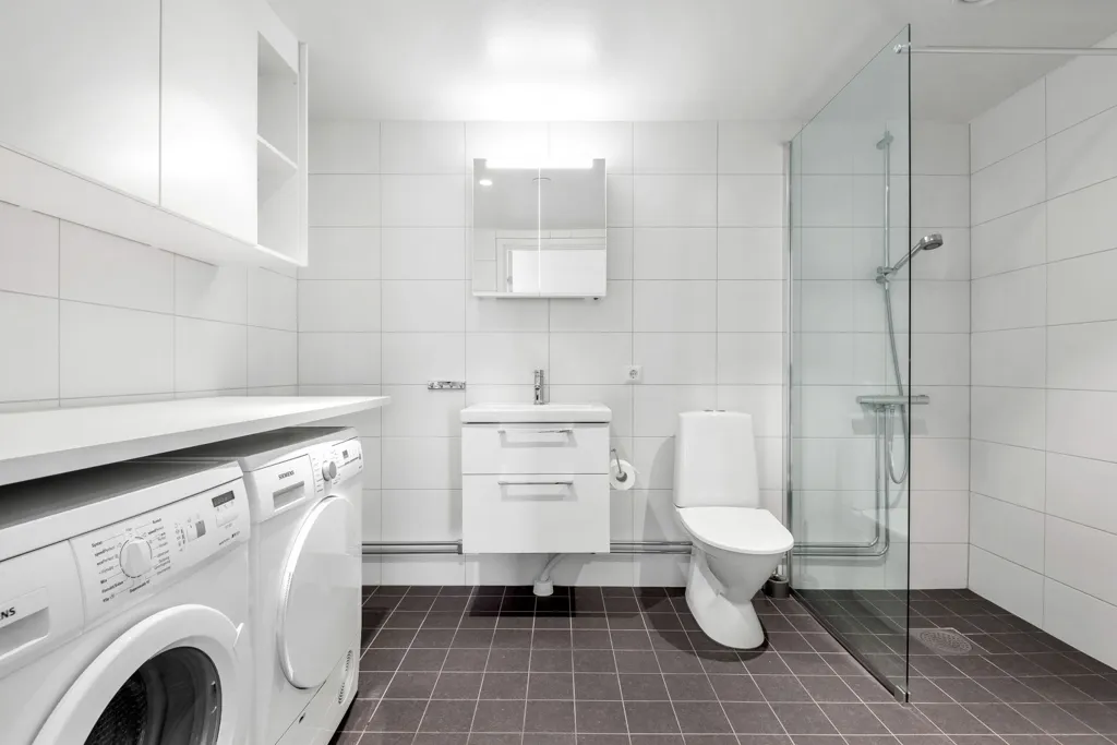 Salles de bain - Apartment with South-Facing Loggia in Kista