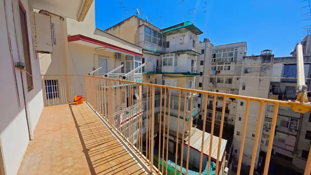 Balcon - Two-Bedroom Apartment with Balcony in Taranto