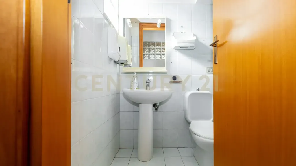 Salles de bain - Office with Terrace in Tremestieri Etneo