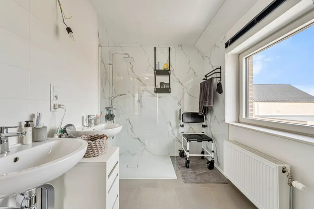 Salles de bain - Maison Moderne avec Jardin à Oost-Vleteren