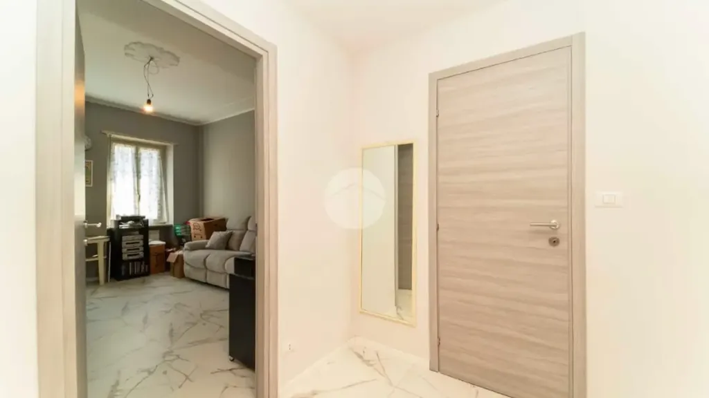 Esik - Rustic-Style Flat with Balcony in Torino
