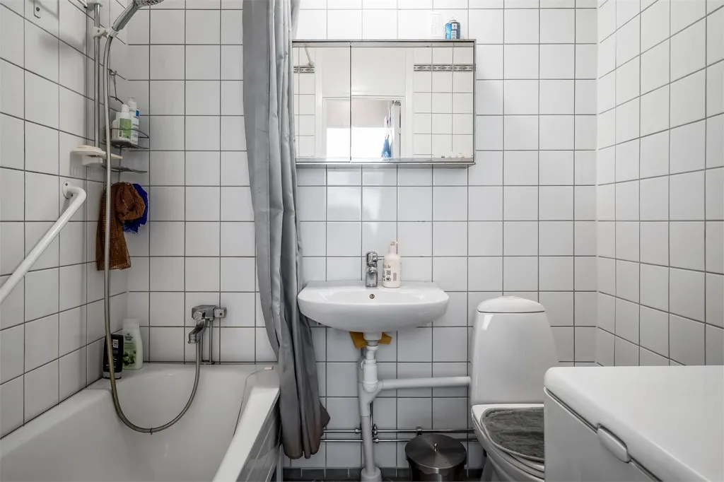 Bathrooms - Apartment with Balcony on 4th Floor in Skogås
