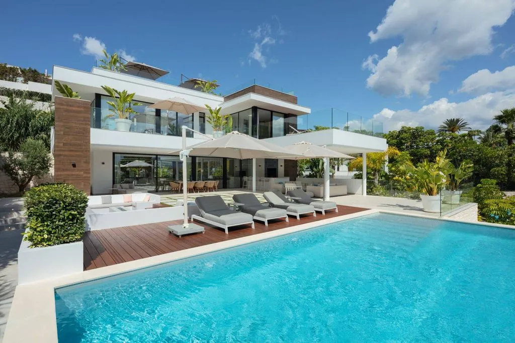 Piscine - Luxury Villa with Infinity Pool in Nueva Andalucia