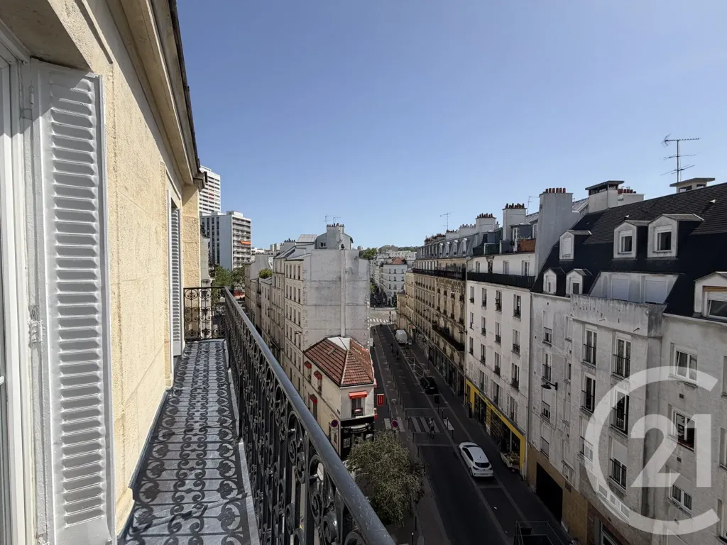 Rõdu - 6-Piece Parisian Flat with Balcony in 19ème