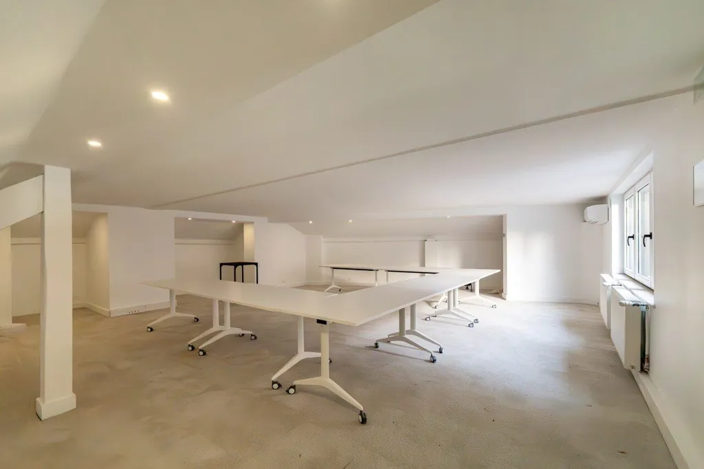 Kabinet - Office Townhouse with Sauna in Central Location
