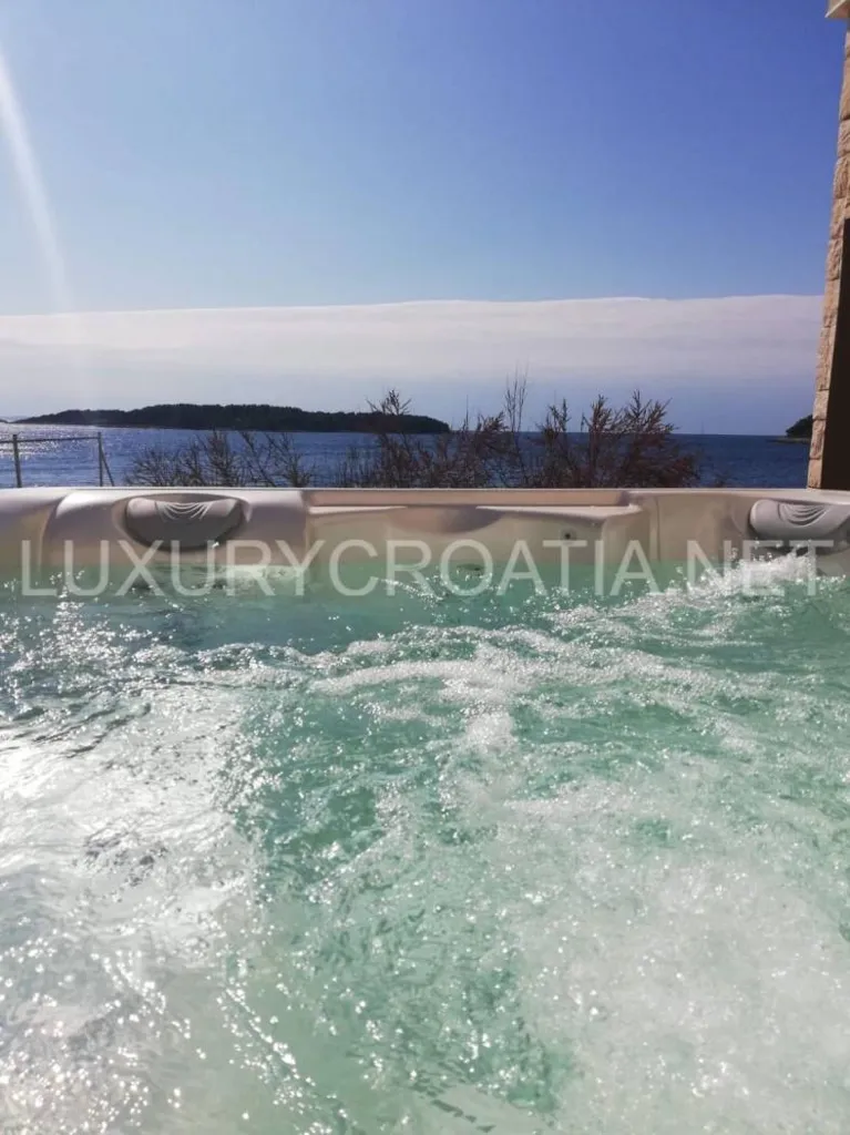Terrass - Beachfront Villa with Jacuzzi in Korčula