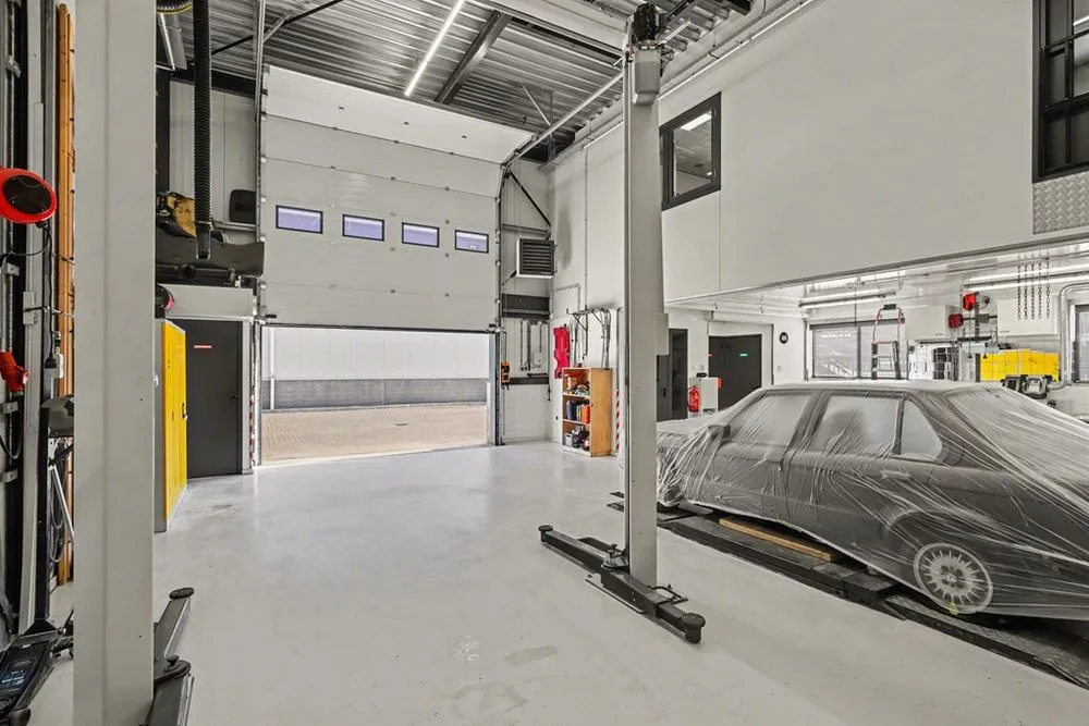 Garaaž - Commercial Unit with Secure Outdoor Space in Strijen