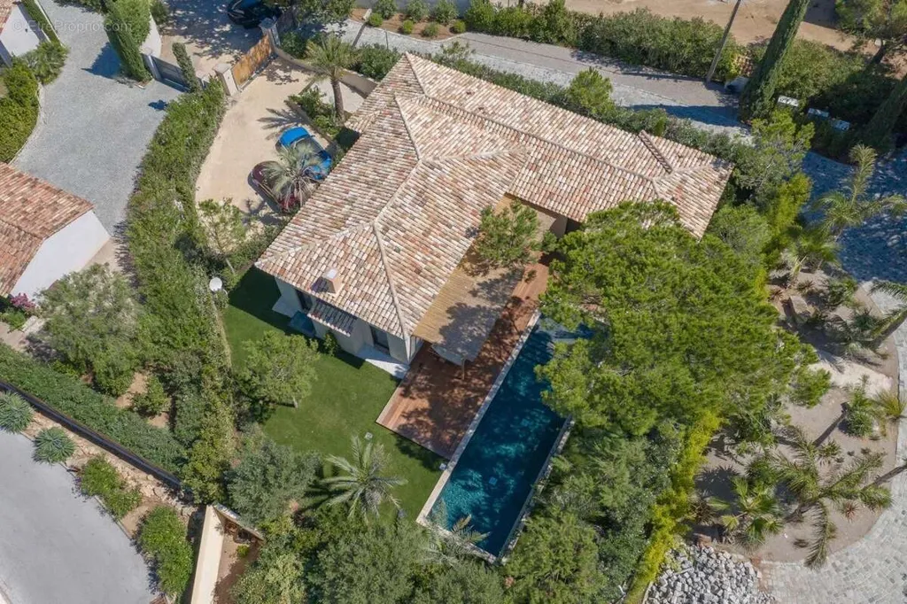 Vue aérienne - Villa Luxueuse avec Piscine à Saint-Tropez