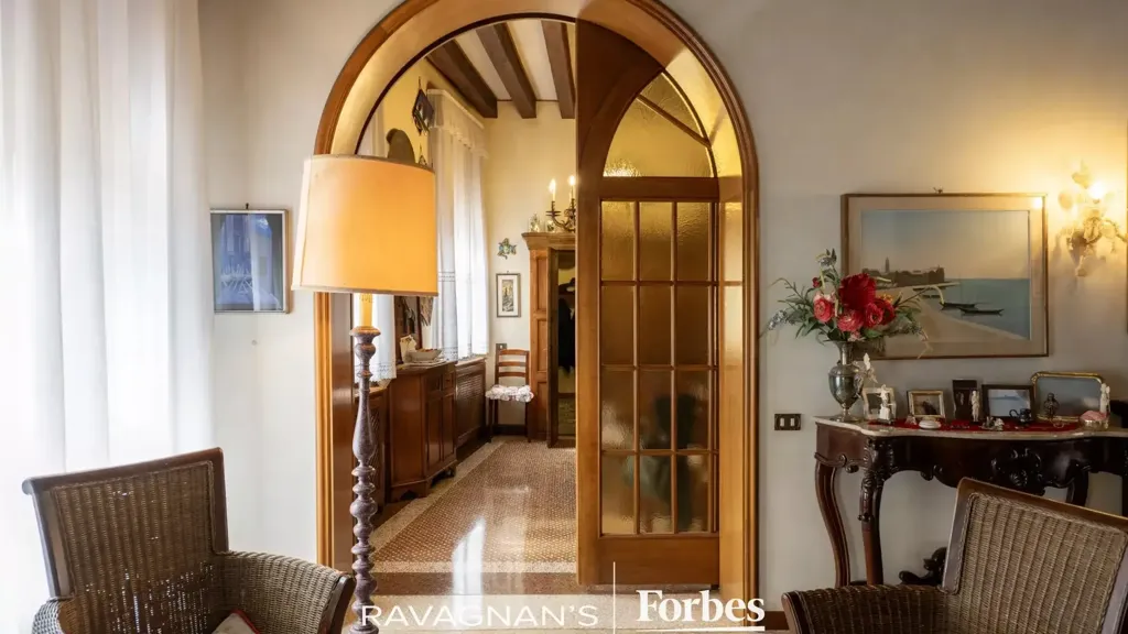 Hallway - 10-Room Apartment with Canal View in Venice