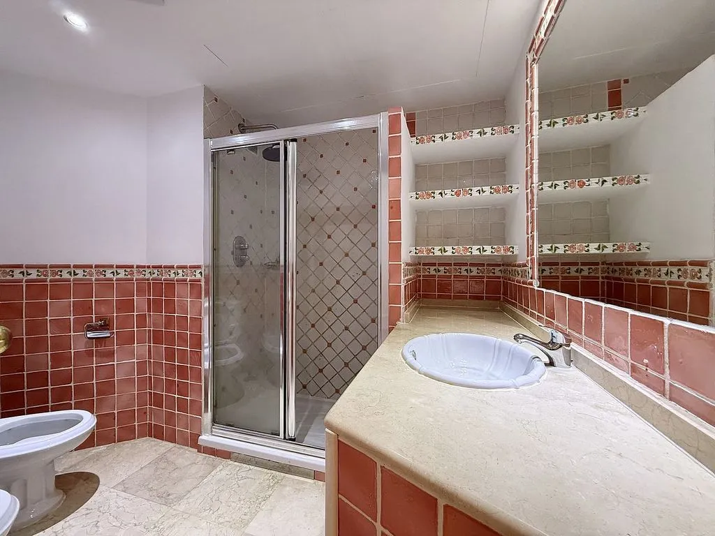 Bathrooms - Apartment with Pool and Golf View in Guadalmina Alta