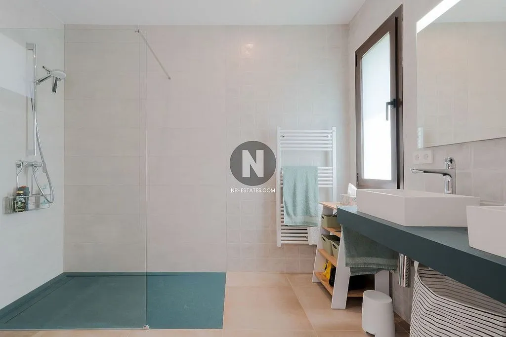 Bathrooms - Chalet with Pool and Sea View in Cap Martí