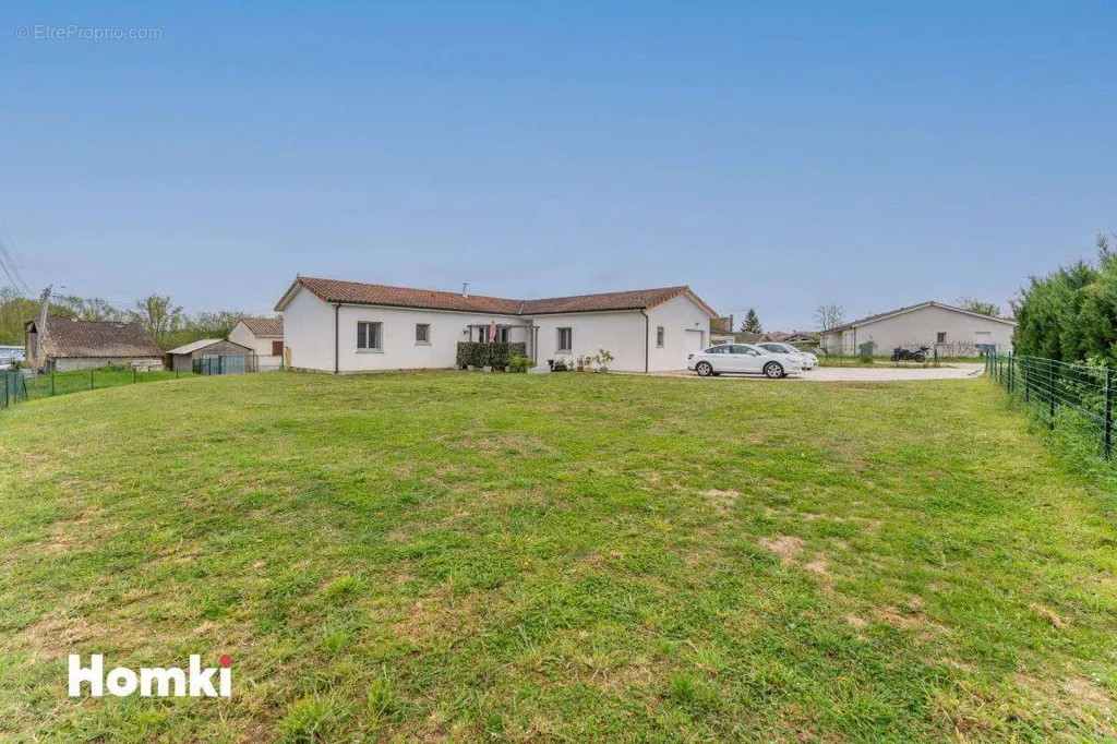 Garden - Contemporary Villa with Garden in Vayres