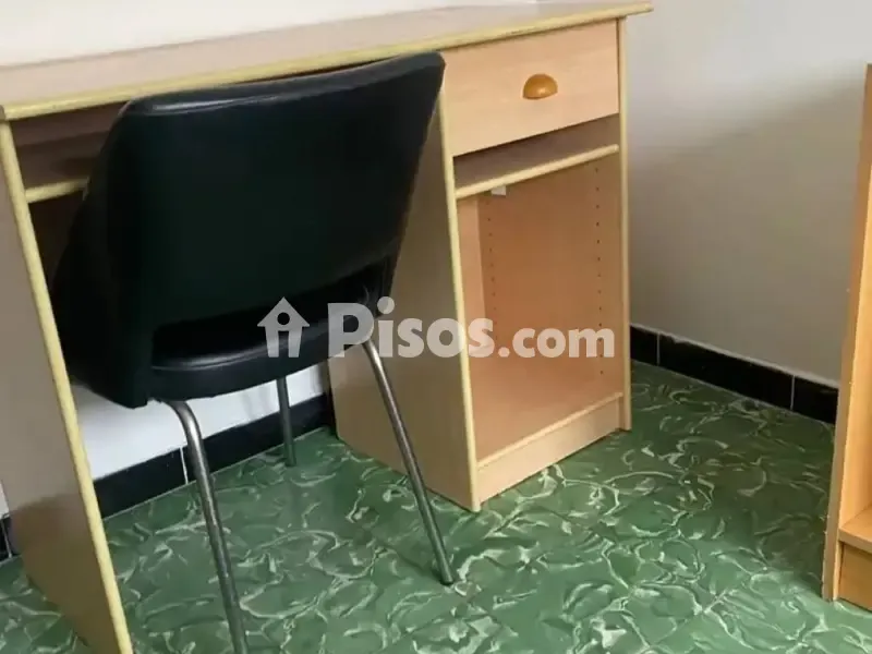 Bureau - Student Flat with Balcony in Eixample-Centre