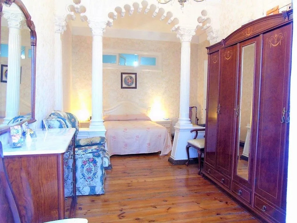 Chambres - Historic Apartment with Balcony in City Centre