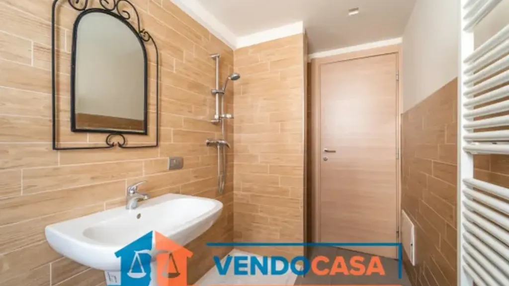 Salles de bain - Office Space with Balcony in Cuneo