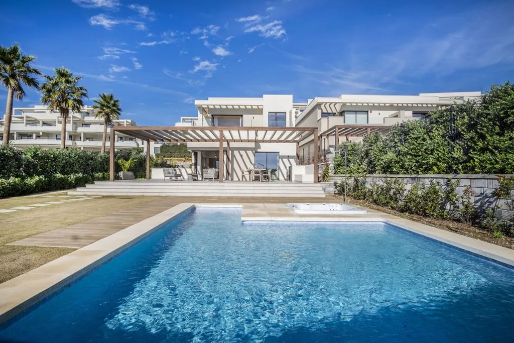 Bassein - Beachfront Villa with Pool in Estepona