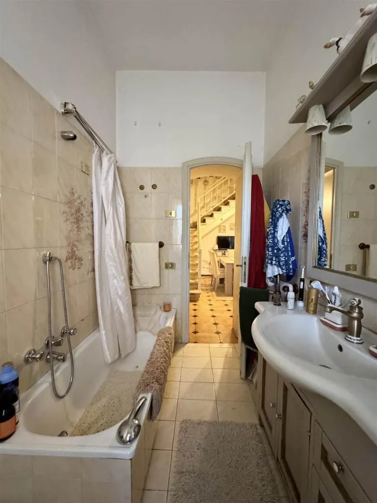 Bathrooms - Terraced Villa with Lake View in Viareggio