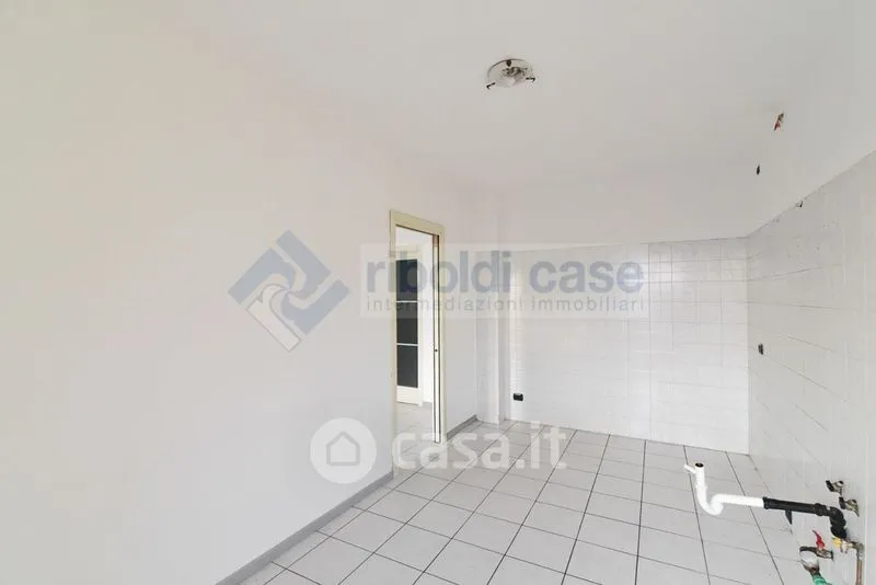 Vannitoad - Four-Room Apartment with Balconies in Mariano Comense