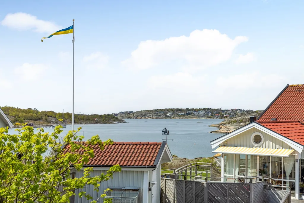Seaside Plot with Garage in Nötö