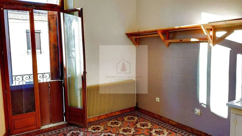Pièces - Immeuble avec 2 Appartements et Garages au Collet de Dèze