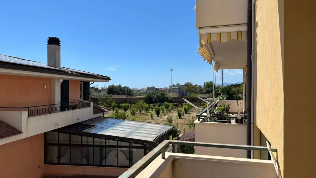 Balcone - Three-Bedroom Flat with Balconies in Siderno