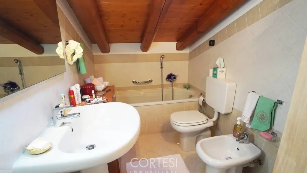 Salles de bain - Quadrilocale with Pool in Ranzanico