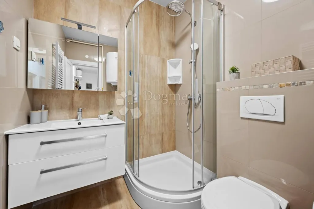Bagni - Two-Bedroom Apartment with Garage in Pula Centre