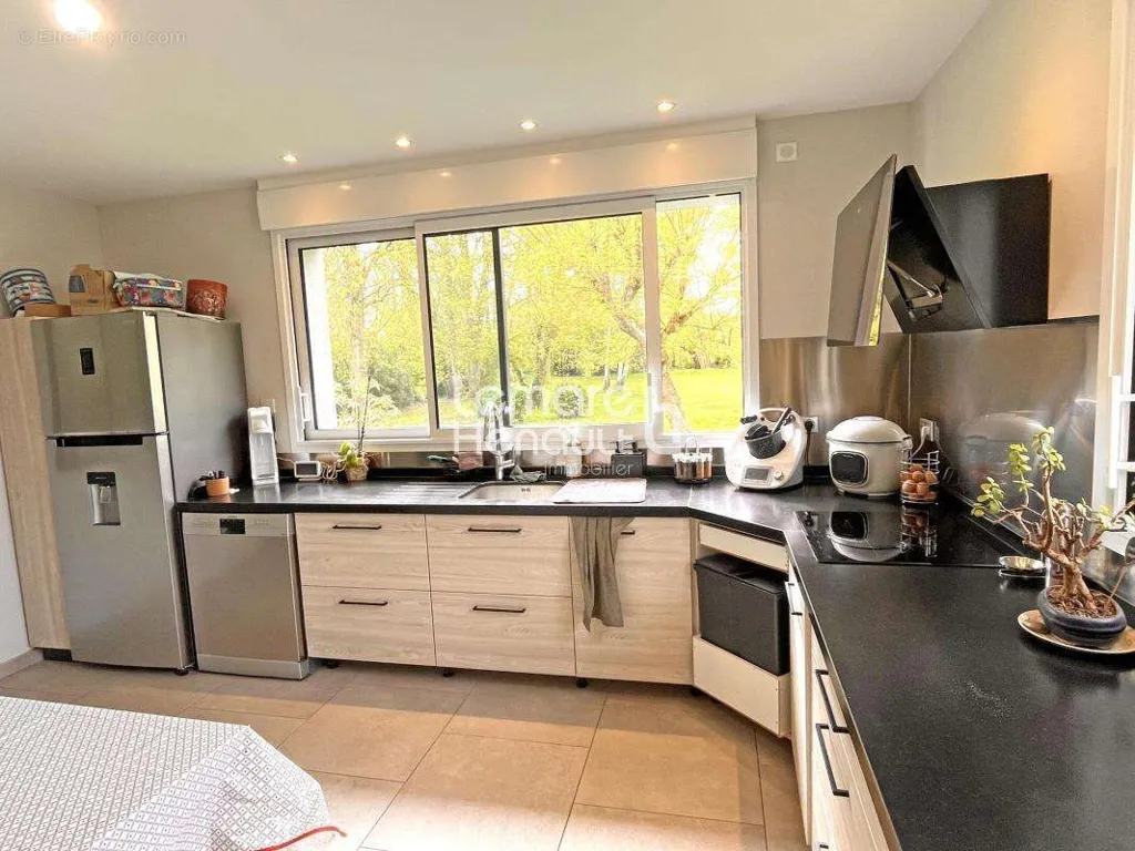 Cuisine - Maison avec Bord de Rivière et Parc à Proximité