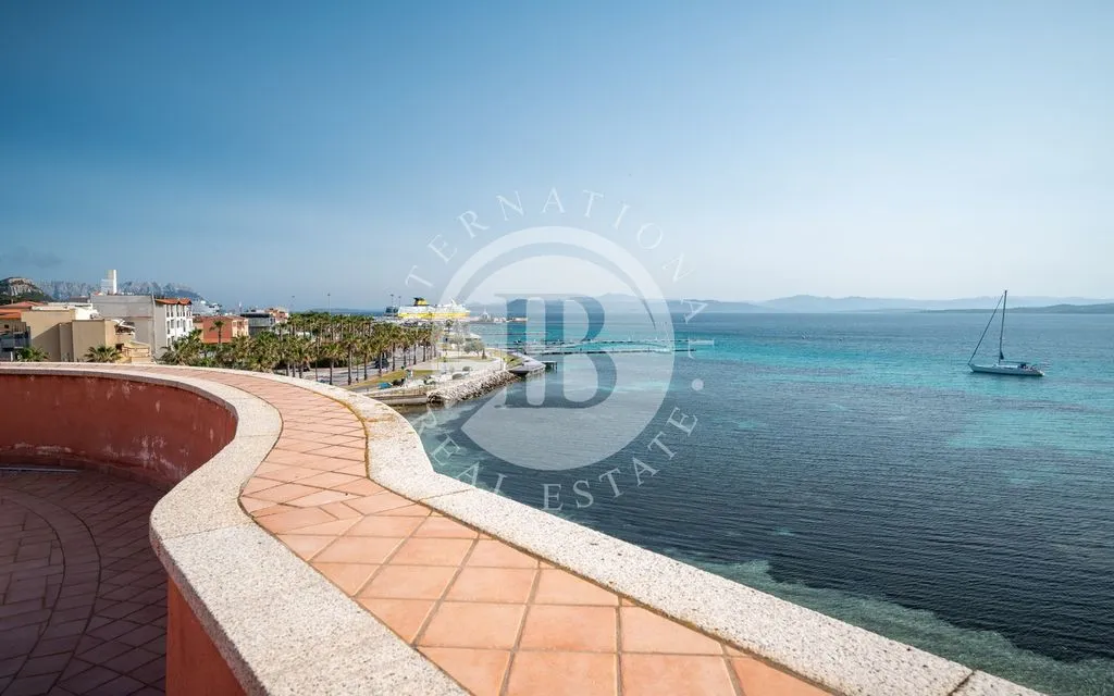 Terrass - Beachfront Apartment with 360° Views in Golfo Aranci