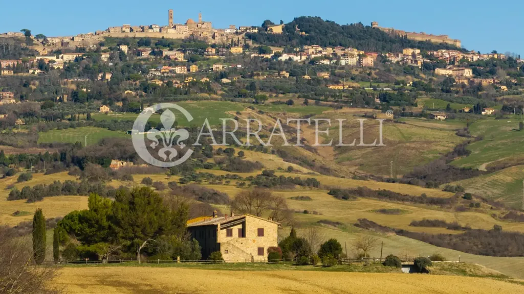 Rustic Farmhouse with Pool near Volterra