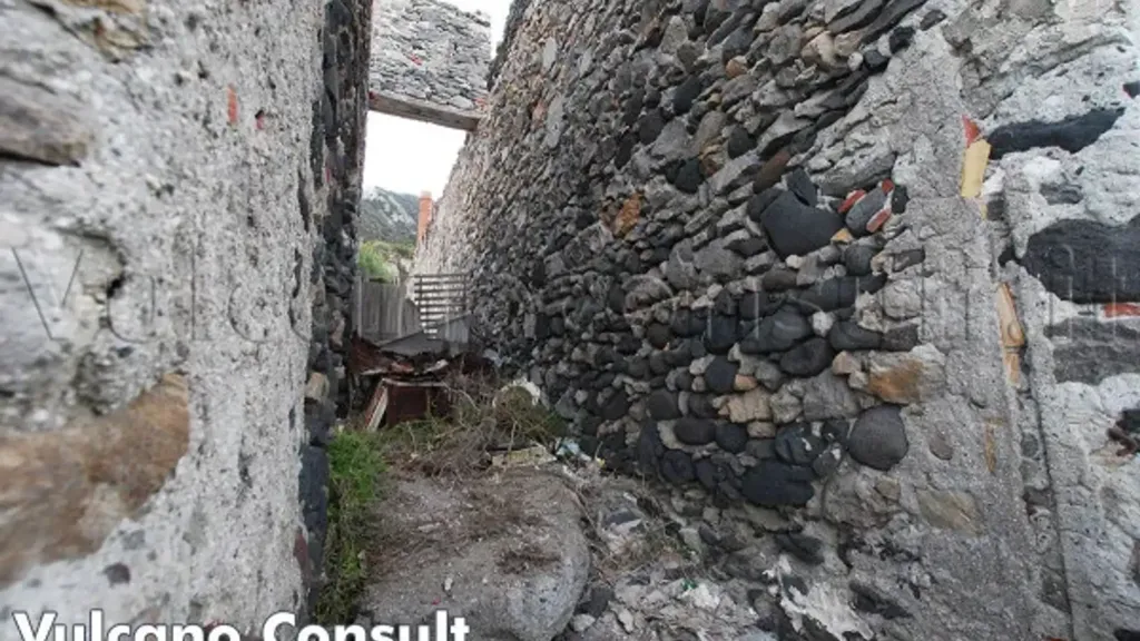 Aed - Rustic Seafront Property in Lipari