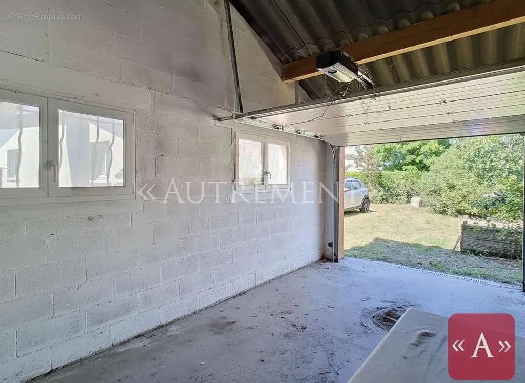 Garage - Villa au Calme avec Garage à Saint-Sulpice