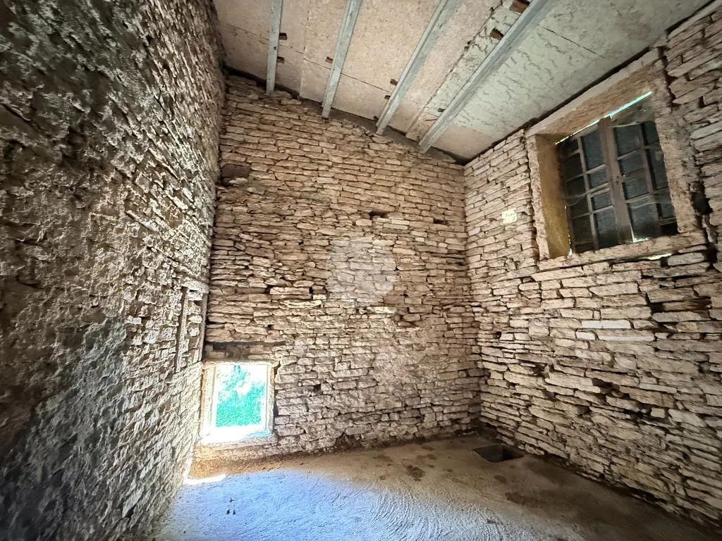 Pièces - Rustic Home with Large Land in Fumane