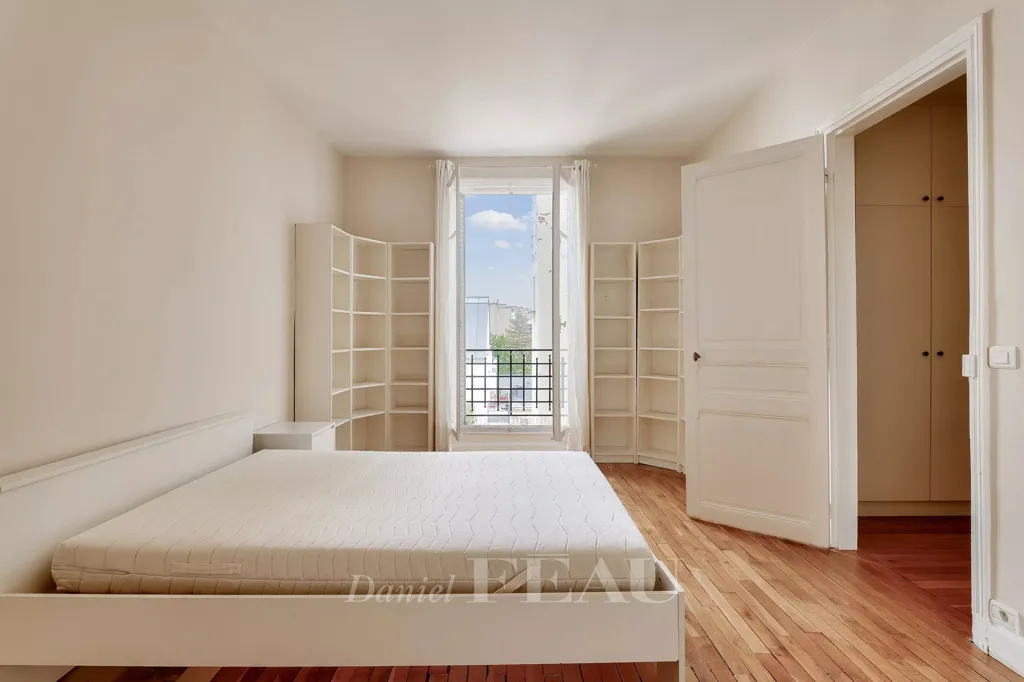Bedrooms - Luxury Apartment with Balcony in Paris 16th