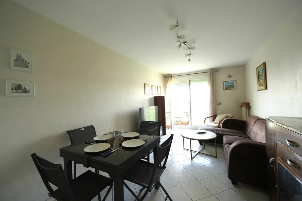 Söögituba - Apartment with Sea and Mountain Views in Provence