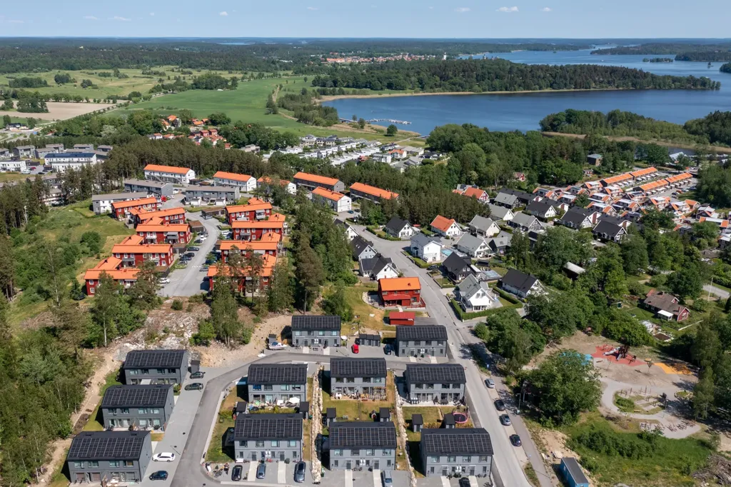 Vista aerea - Eco-Friendly Duplex with Solar Panels in Läggesta