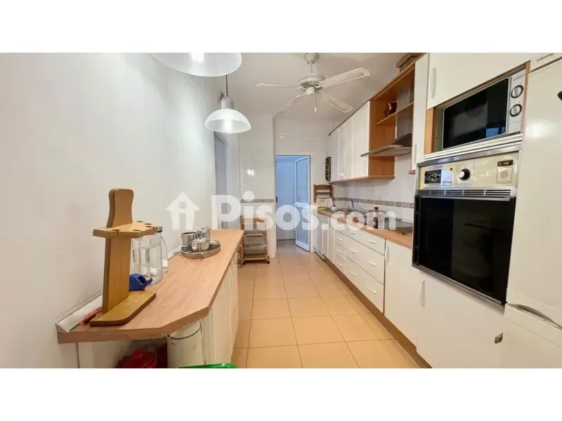 Kitchen - Spacious Apartment with Balcony in Calle Asunción