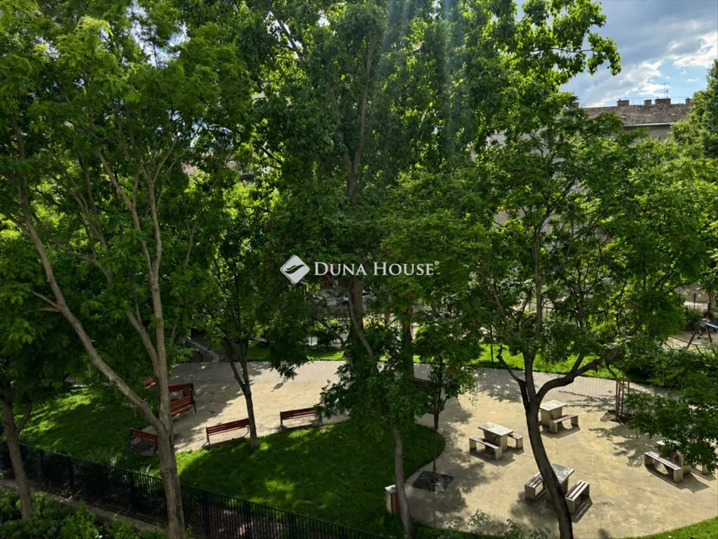 Giardino - Park-View Apartment in Budapest VII District