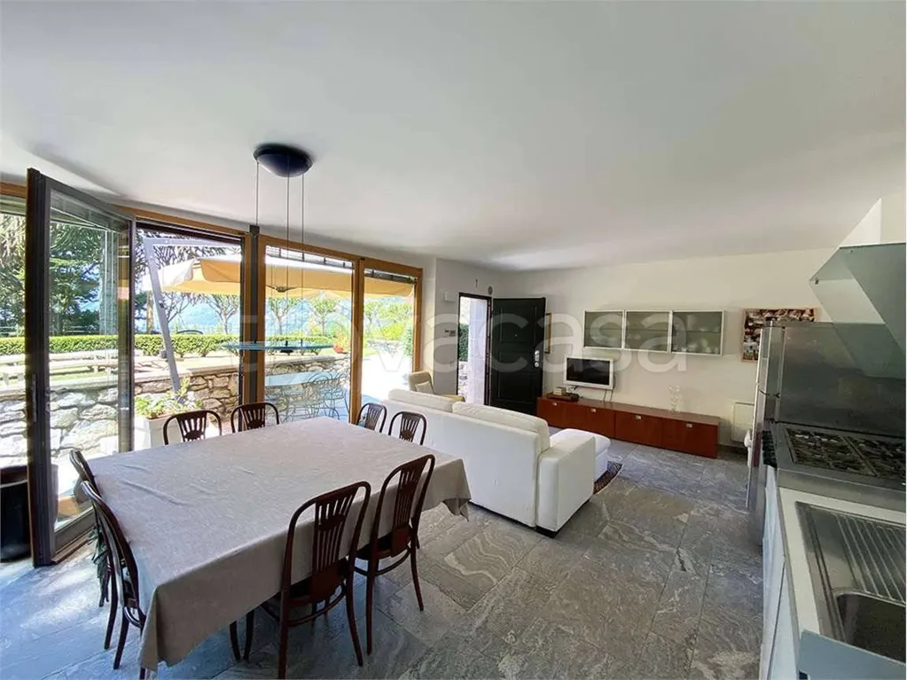 Sala da pranzo - Appartamento con vista lago e giardino a Faggeto Lario