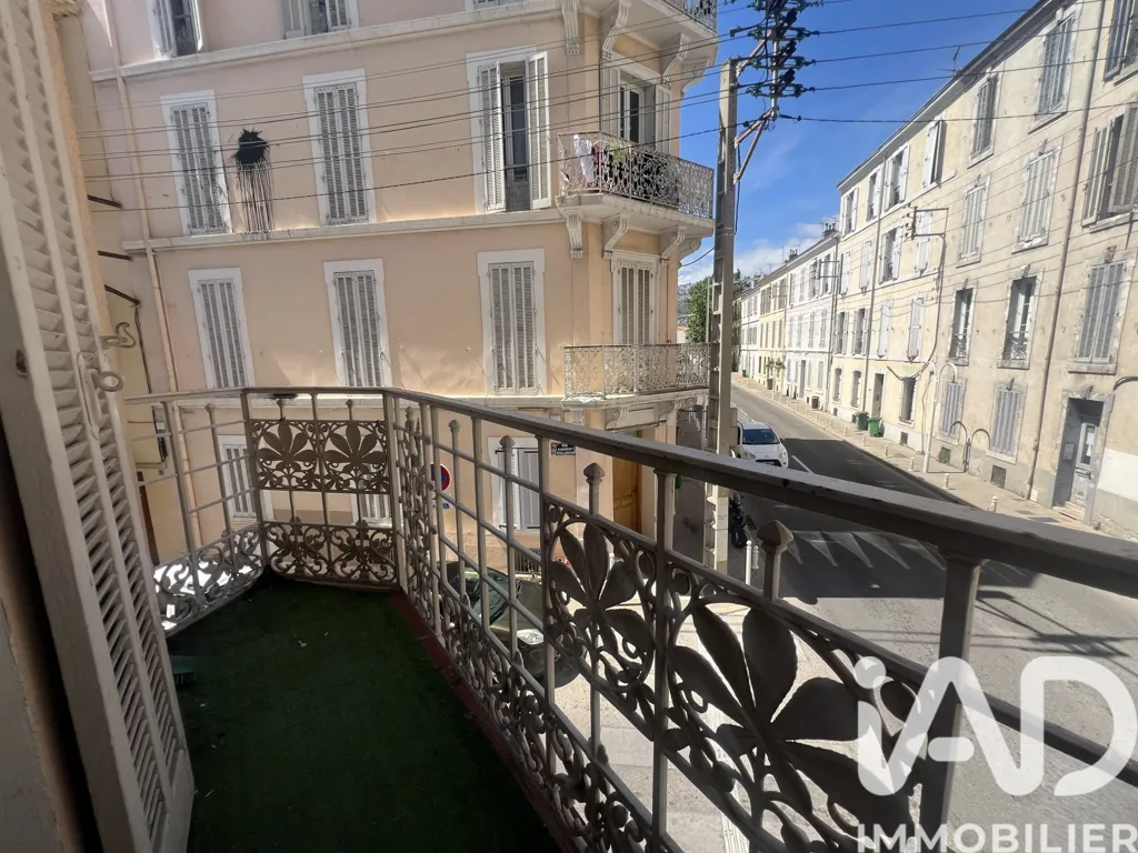 Rõdu - Charming 2-Bedroom Apartment with Balcony in Toulon