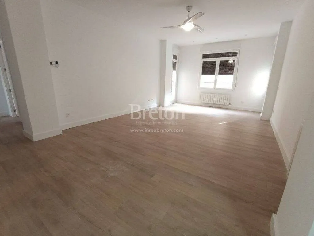 Rooms - Modernised Flat with Balcony near University