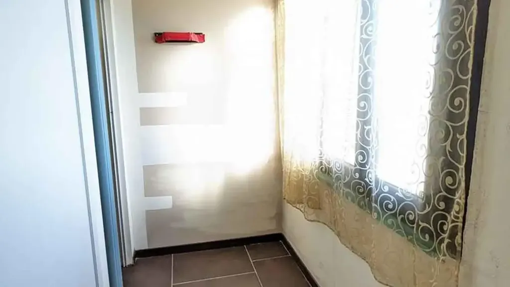 Esik - Converted Shop Apartment in Vinci