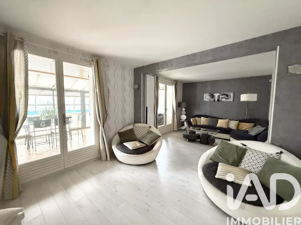 Living Room - 1980s House with Pool in Ville-Saint-Jacques