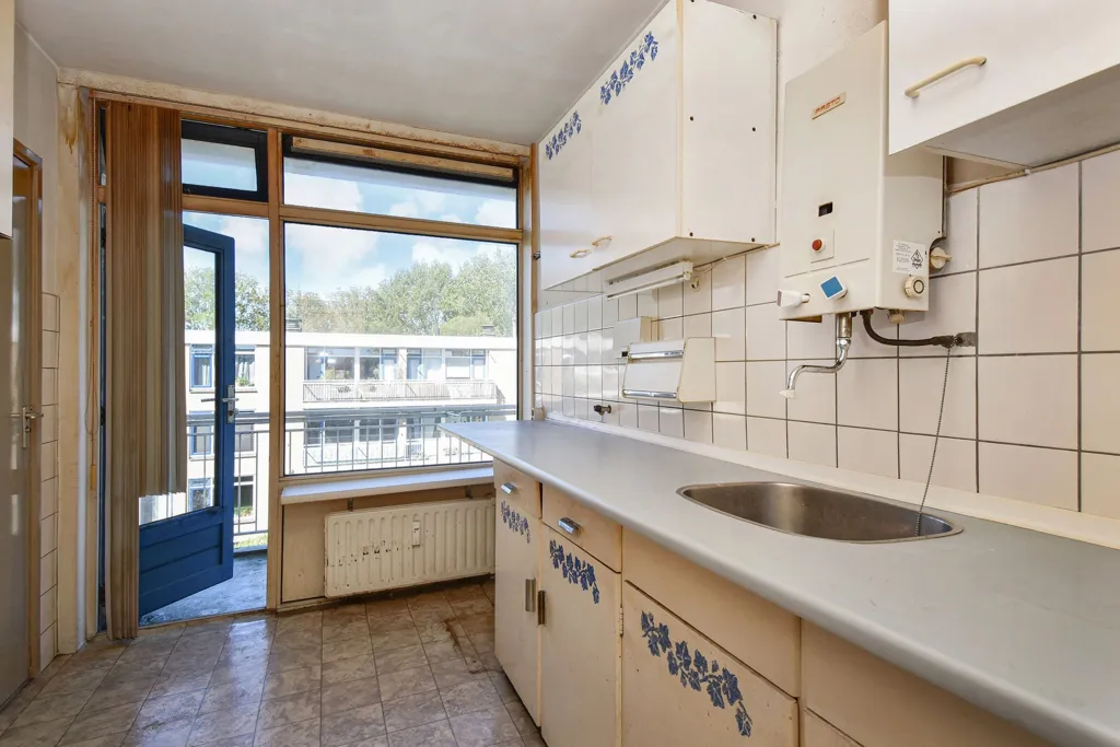 Köök - 4-Bedroom Apartment with Balcony near Delft