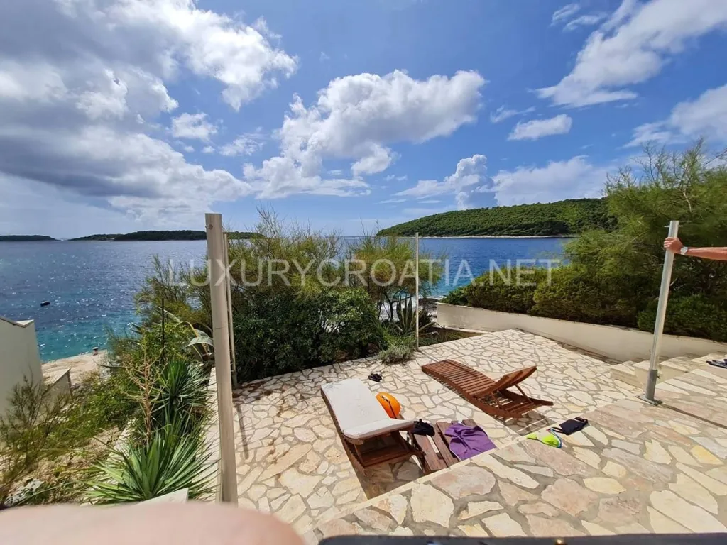 Terrass - Beachfront Villa with Jacuzzi in Korčula