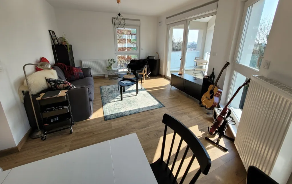 Elutuba - Modern Flat with Balcony near Train Station